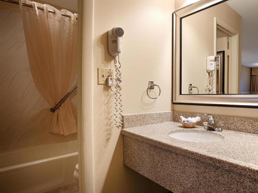 Airport Hotel 3*
